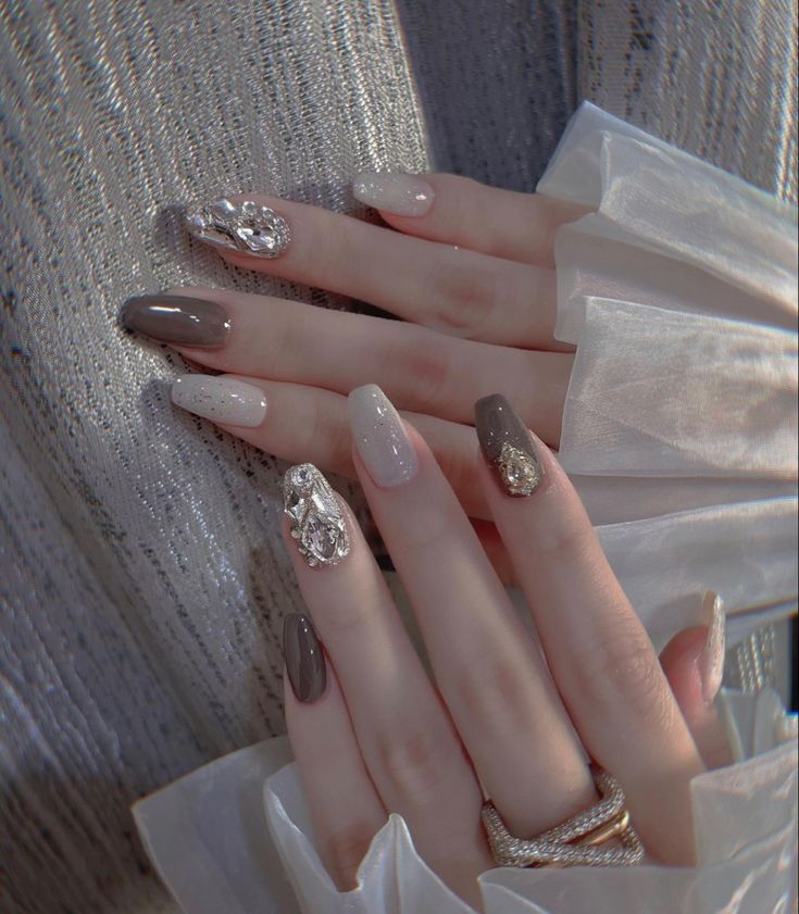 Nail Trong, Party Nail Design, Nail Almond, Nails Tay, Winter Nails Gel, Black And White Nail Art, Diamond Nail Art, Wallpaper Wa, Manicure Nail Designs