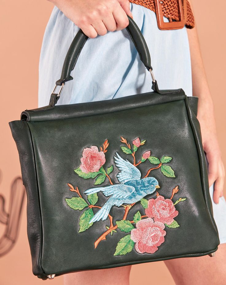 We’re here to help you embroider your leather projects and garments without fear. Just follow our handy tips! Embroider Leather Diy, Embroidery On Leather Bags, Embroidered Leather Bag, Bags With Embroidery, Embroidery On Leather, Embroidery Handbags, Hand Bags Ideas, Bohemian Style Bag, Embroidery Shoulder