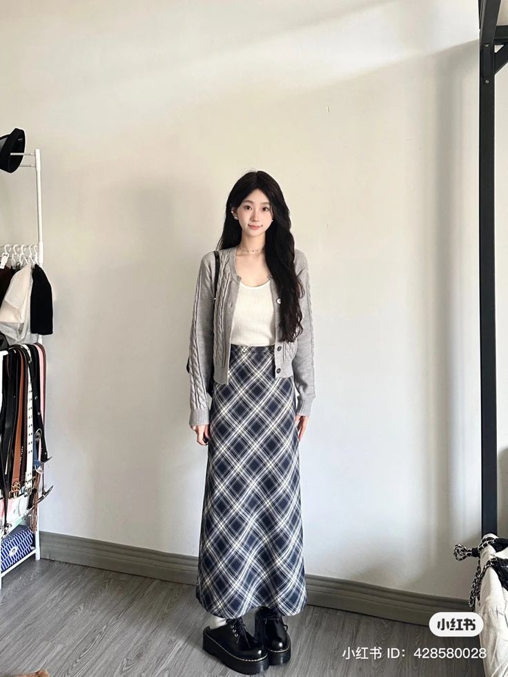 Long Patterned Skirt Outfit, Plaid Long Skirt Outfit, Long Plaid Skirt Outfit, Plaid Skirt Long, Long Skirt Pattern, Modest Girly Outfits, Long Plaid Skirt, Rok Outfit, Plaid Skirt Outfit