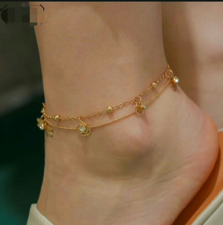 Foot chain anklet Golden Anklets Indian, Gold Anklet Designs, Golden Anklets, Turkish Gold Jewelry, Thigh Jewelry, Stylish Jewelry Accessories, Golden Jewellery, Anklets Indian, Cute Anklets