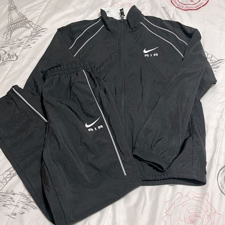 Nwot. Size Large Youth/Big Kids. Unisex Nike Functional Streetwear Activewear, Nike Functional Activewear For Streetwear, Functional Nike Activewear For Street Style, White Sportswear Tracksuit For Training, Nike Sporty Winter Activewear, Gray Technical Activewear For Streetwear, Nike Sportswear Tracksuit For Sports, Nike Technical Activewear For Streetwear, White Sporty Tracksuit For Gym