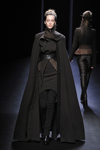 Haider Ackermann 2011 Fall Fashion Coats, Star Wars Fashion, Sci Fi Fashion, Haider Ackermann, Futuristic Fashion, Looks Street Style, Future Fashion, Fantasy Clothing, Fantasy Fashion