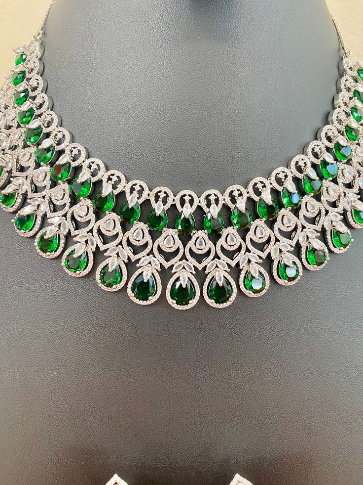 Dazzling Green Emerald Necklace For Formal Occasions, Green Emerald Bridal Necklace For Wedding, Dazzling Green Diamond Necklaces, Dazzling Green Diamond Necklace, Green Round Necklaces For Wedding, Dazzling Green Emerald Necklace, Green Round Kundan Necklace With Gemstone, Green Round Gemstone Kundan Necklace, Green Stone Work Necklace For Wedding