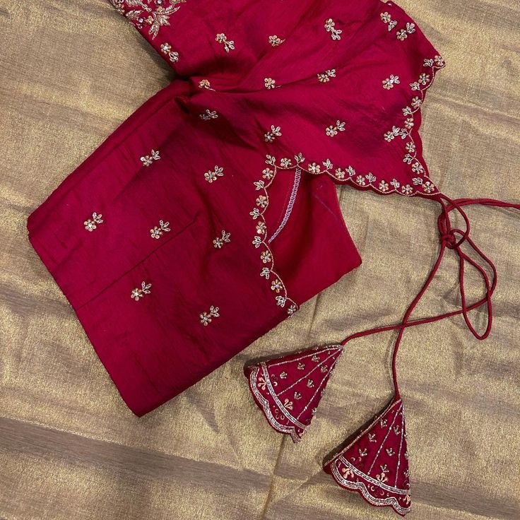 Pink Blouse Embroidery Designs Simple, Red Color Blouse Maggam Work, Simple Blouse Embroidery Designs Latest, Saree Maggam Work Designs, Very Simple Maggam Work Designs, Simple Works On Blouses, Simple Blouse Maggam Designs, Chickenkari Blouse Designs, Simple Maggam Designs