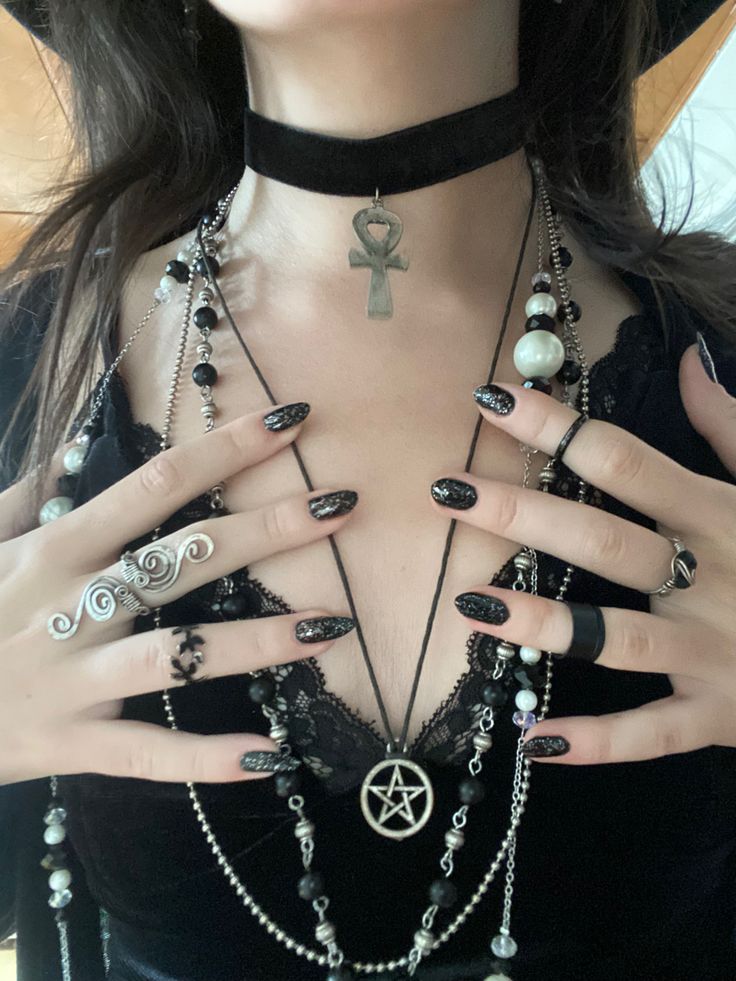 Gothic Witch Jewelry, Witch Halloween Jewelry, Gothic Layered Necklace, Pentagram Necklace Aesthetic, Emo Witch Aesthetic, Goth Aesthetic Jewelry, Gothic Necklace Aesthetic, Dark Witch Outfit Aesthetic, Emo Jewelry Necklaces