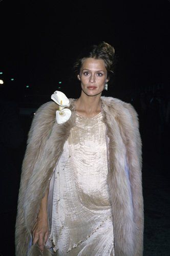 Lauren Hutton in Fortuny | The House of Beccaria Lauren Hutton Style, Mariano Fortuny, Charlotte Rampling, Lauren Hutton, Party Kleidung, Cape Dress, Alexa Chung, Carolina Herrera, Style Icon