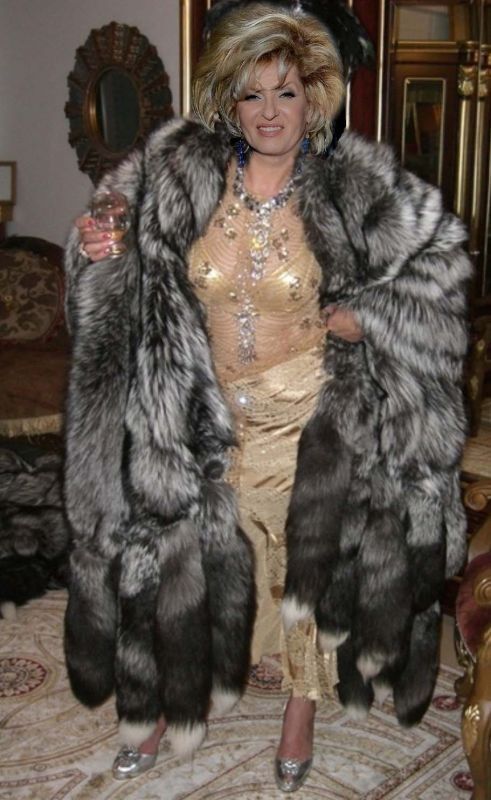 great silver fox Fabulous Fox, Fabulous Furs, Fur Hood Coat, Mega Hair, Fur Wrap, Winter Outfit Inspiration, Fur Coats Women, Fox Fur Coat, Silver Fox