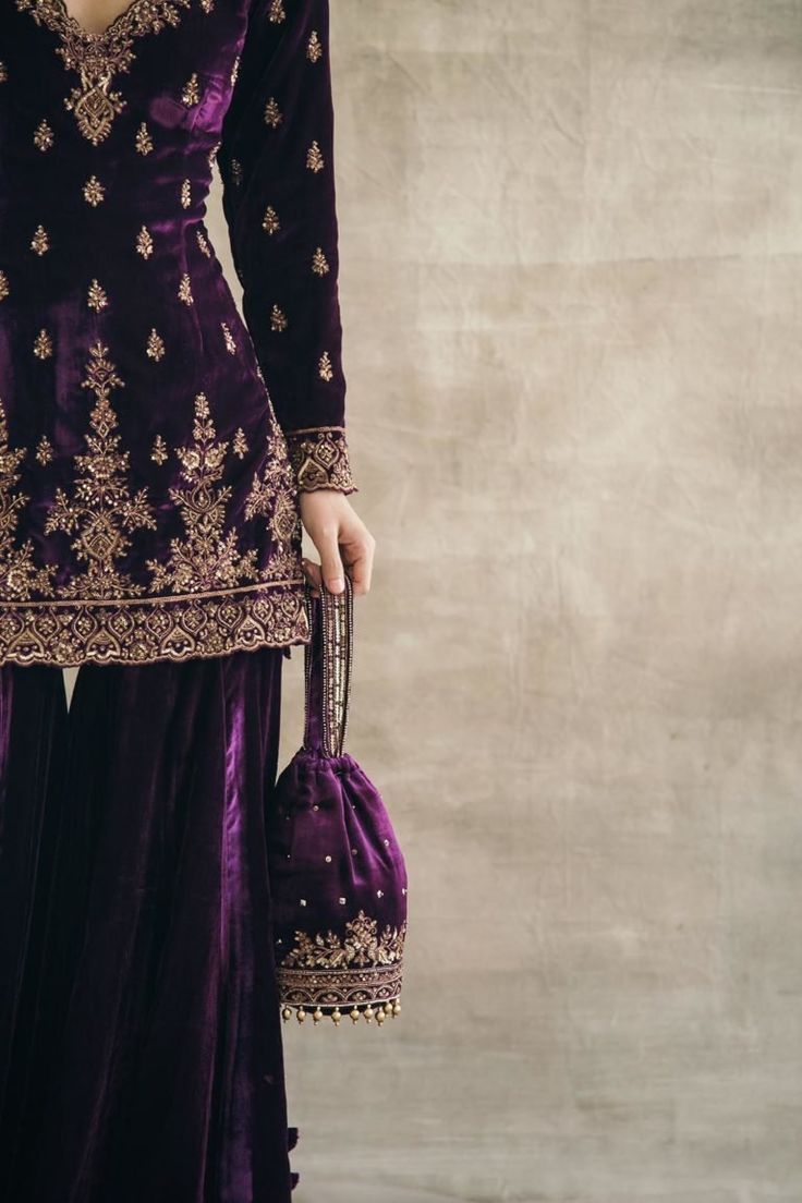 Sharara Ideas, Plum Wedding Dresses, Velvet Pakistani Dress, Sufi Night, Sureena Chowdhri, Velvet Outfits, Velvet Suit Design, Harry Hermione, Samant Chauhan