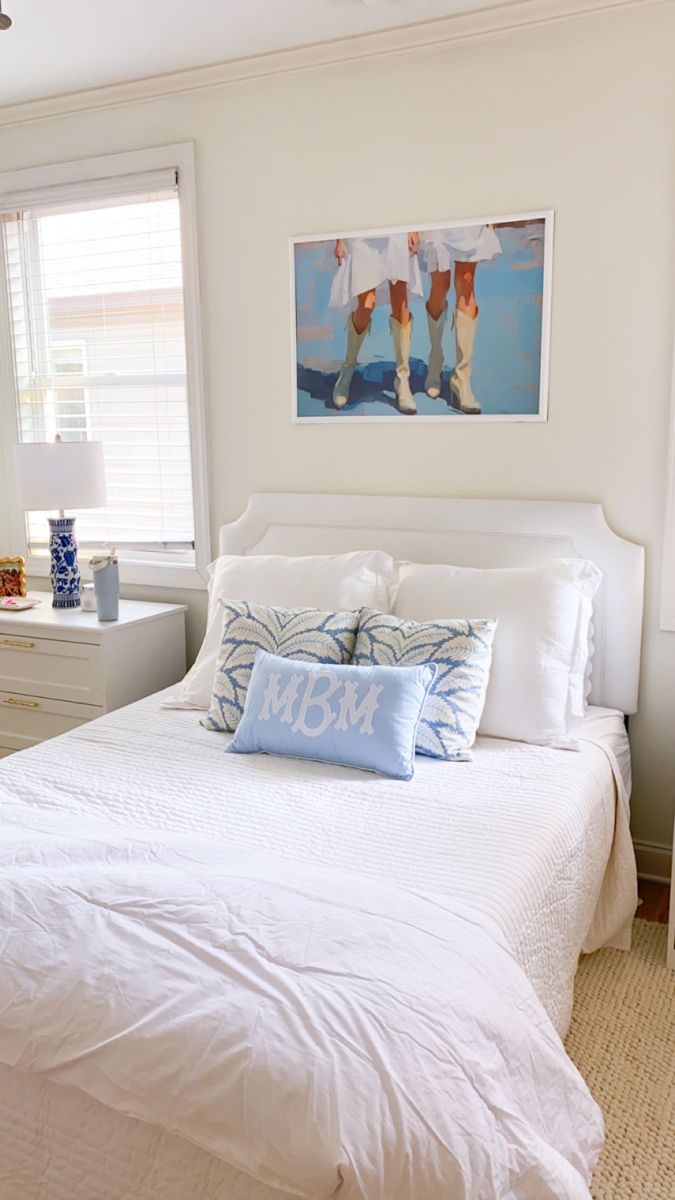 Preppy room, room aesthetic, coastal grandma, coastal millenial, classic decor, chinoiserie, college room, girl room, blue and white room White Bedroom With A Pop Of Color, Preppy Costal Bedroom Ideas, Blue Southern Bedroom, Coastal Southern Bedroom, Minimal Preppy Bedroom, Preppy White Room, Coastal Cowgirl Living Room Decor, Costal Grandmother Bedroom Ideas, Hydrangea Bedroom Decor