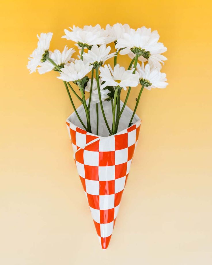 red and white checkered ceramic hanging 'bag' vase Waffle Cone Vases, Dream House Decor Office, Wall Vases With Flowers, Hanging Vases On Wall, Funky Vase, Funky Vases, Bag Wall, Clay Inspo, Italian Deli