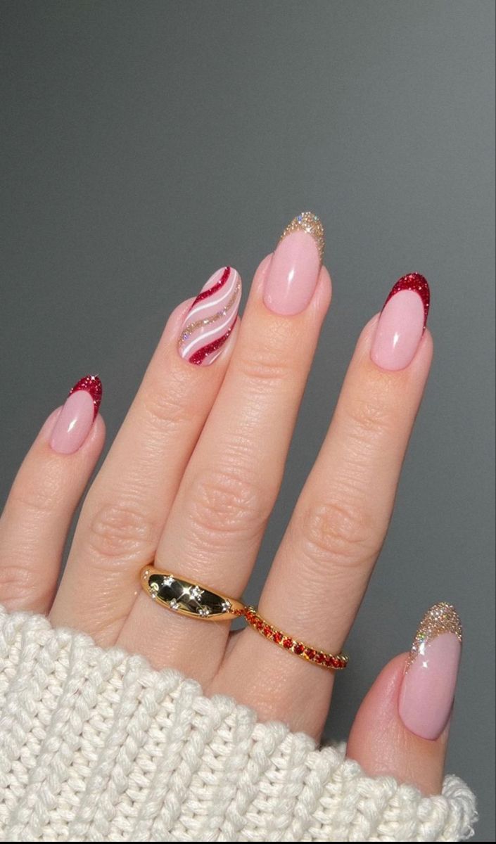 Red And Gold Nails, December Nails, Red Christmas Nails, Cute Christmas Nails, Christmas Nails Easy, Christmas Gel Nails, Simple Gel Nails, Xmas Nails, Christmas Nail Designs