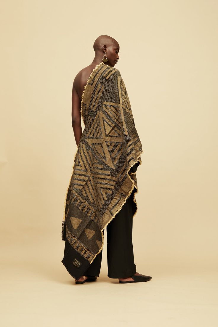 black/gold women's shawl wrap Afrique Art, Make Up Ideas, African Textiles, Traditional Weaving, African Pattern, African Culture, Shawl Wrap, African Design, French Linen