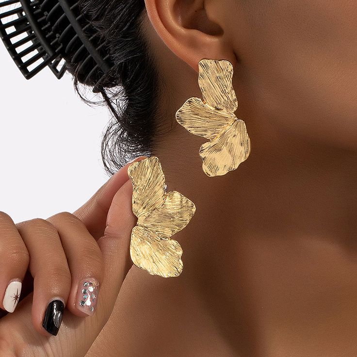 Back Finding : Push-back Style : TRENDY Gender : Women Material : Metal Shape\pattern : plant Metals Type : zinc Alloy Brand Name : HMKEA Item Type : EARRINGS Fine or Fashion : fashion Earring Type : Stud Earrings Vintage Metal Flower Post Earrings For Women Large Gold Color Textured Petal Party Accessories Fashion Jewelry Gift WHAT ABOUT REFUND?   Fast refund,100% Money Back Guarantee. If your product is defective or doesnt work properly, let us know and well send you a replacement one. We beli Jewelry Wax, Vintage Boho Fashion, Geometric Flower, Alloy Earrings, Metal Flower, Styl Boho, Trendy Earrings, Flower Earrings Studs, Metal Flowers