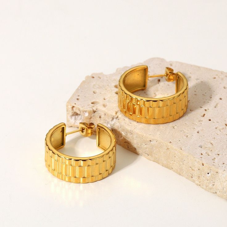 Discover the charm of Gold Huggie Hoops, expertly handcrafted in 18k gold plating. These snug, elegant hoops are perfect for a subtle yet sophisticated look, ideal for both everyday wear and special occasions. Chic Yellow Gold Huggie Earrings, Chic Small Hoop Gold Plated Huggie Earrings, Chic Gold Plated Small Hoop Huggie Earrings, Elegant Everyday Brass Huggie Earrings, Chic Gold Round Huggie Earrings, Elegant Small Hoop Huggie Earrings In Brass, Chic Gold Hoop Earrings For Everyday Luxury, Chic Round Gold Huggie Earrings, Timeless Gold-plated Huggie Earrings