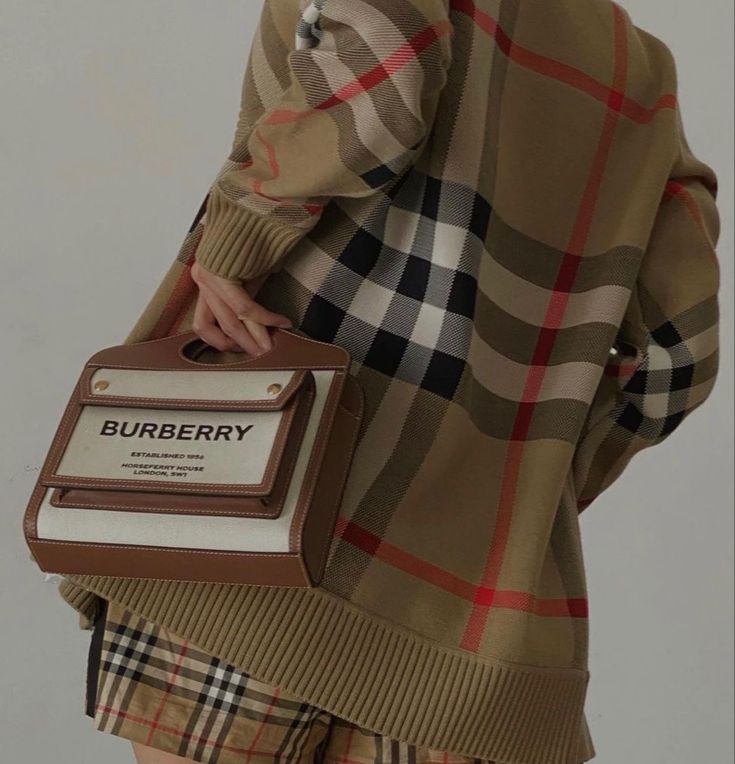 Burberry Aesthetic Outfit, Burberry Inspired Outfits, Burberry Aesthetic, Burberry Clothes, Aesthetic Brands, Rich Vibes, Burberry Fashion, Expensive Brands, Brand Aesthetics