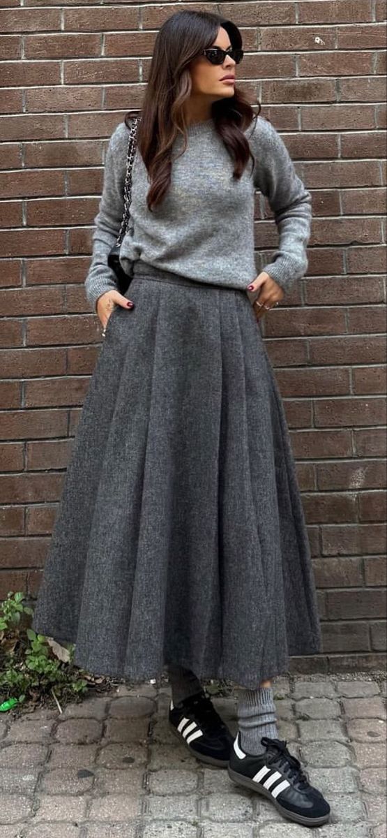 Street Style 2024 Winter Gray Midi Skirt Outfit, Grey Midi Skirt Outfit, Flannel Skirt Outfit, Knit Skirt Outfit Winter, Long Skirt Outfits Winter, Grey Street Style, Grey Skirt Outfit, Wool Skirt Outfit, Gray Skirt Outfit