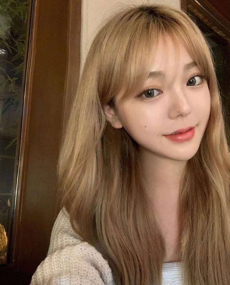 Asian Blonde Hair, Tea Hair Color, Blonde Hair Asian, Blonde Korean, Milk Tea Hair Color, Haircuts Korean, Asian Blonde, Blonde Hair Korean, Blonde Asian Hair