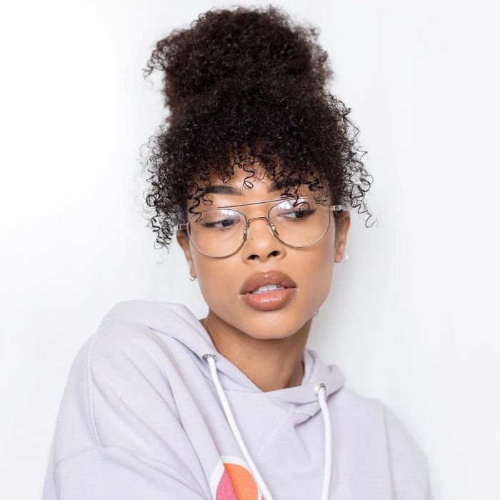 faire une coiffure facile sur cheveux longs crépus, exemple coiffure afro puff avec mèches tombantes sur le devant High Bun With Bangs, Curly Long Bangs, Bun With Bangs, Afro Puff Ponytail, Afro Bun, Bangs Cut, Hairstyle Ideas Easy, Cornrows Styles, Hair Curling Tips