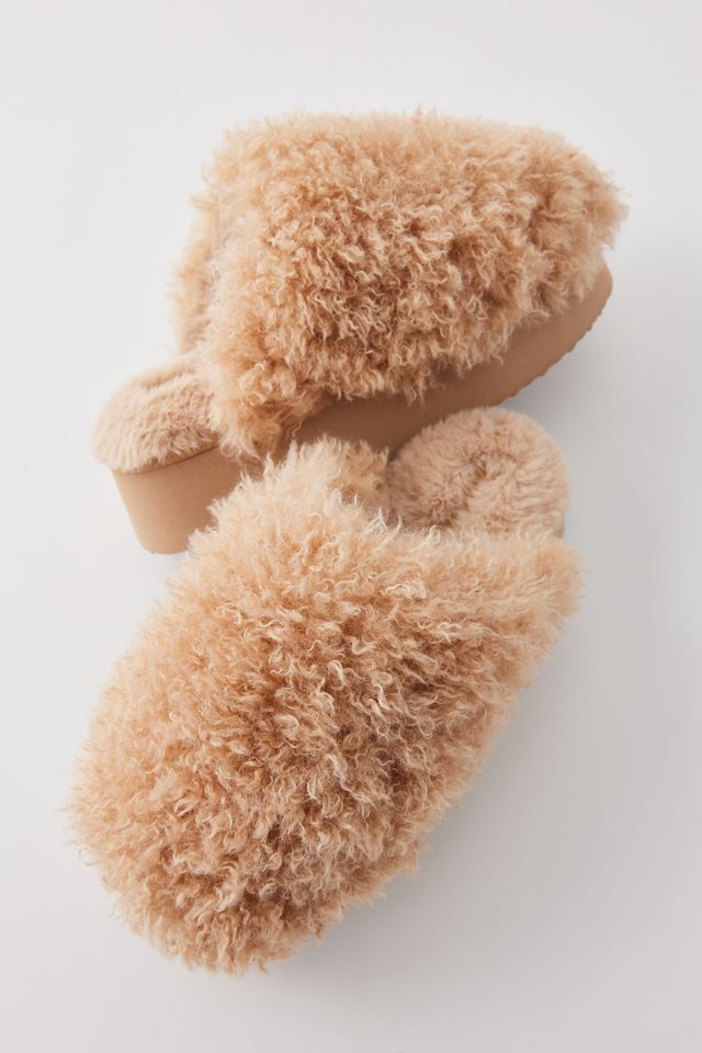 UO Faux Fur Platform Slipper Fluffy Slippers Outfit, Gifts For Homebodies, Fuzzy Shoes, Mule Silhouette, Baggu Duck Bag, Slippers Outfit, Chia Pet, Duck Bag, Ugg Tasman Slippers