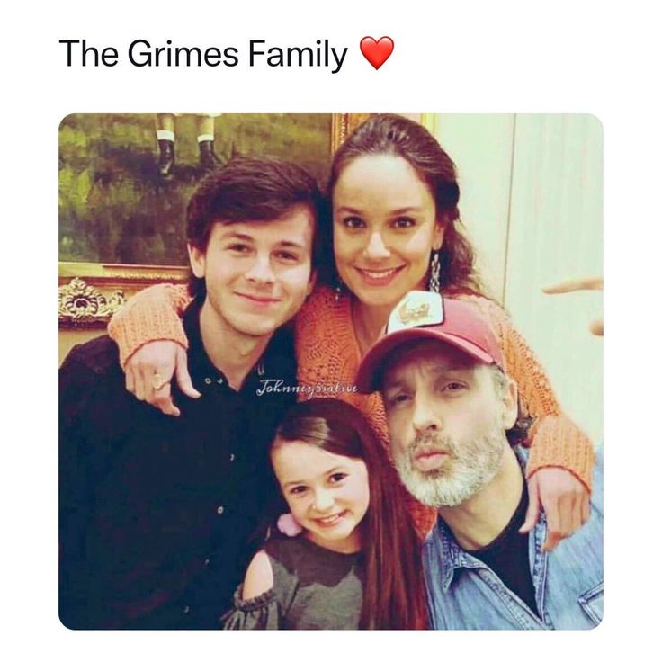 a family posing for a photo with the caption'the grimes family '