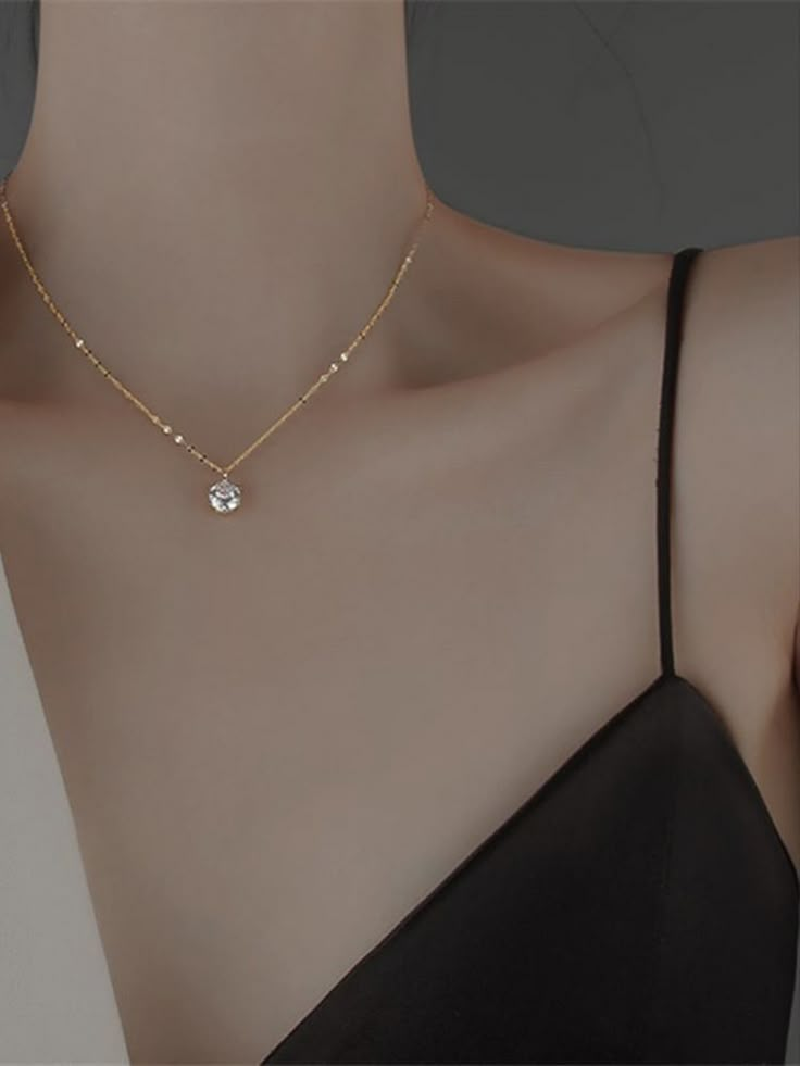 Unique Gold Jewelry Designs, Neck Pieces Jewelry, Pretty Jewelry Necklaces, Minimalist Accessories, Watch Trends, Women Anklets, Plain Blouse, Bridal Gold Jewellery Designs, Girly Accessories