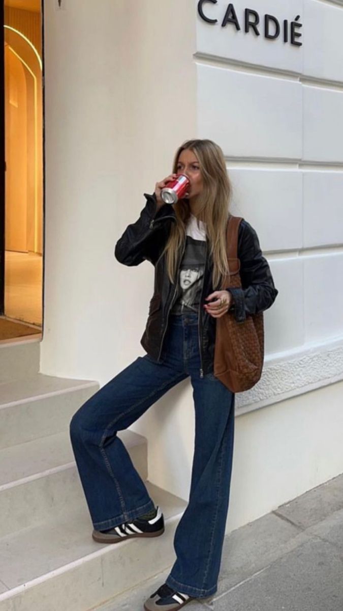 Dark flare leg denim, graphic tee, leather jacket, brown boho bag, Adidas Sambas Dark Denim Outfit, Flare Outfits, Aesthetic Ropa, Barcelona Outfits, Madrid Outfits, Rome Outfits, Spanish Outfits, Aesthetic Instagram Feed, Spain Outfit