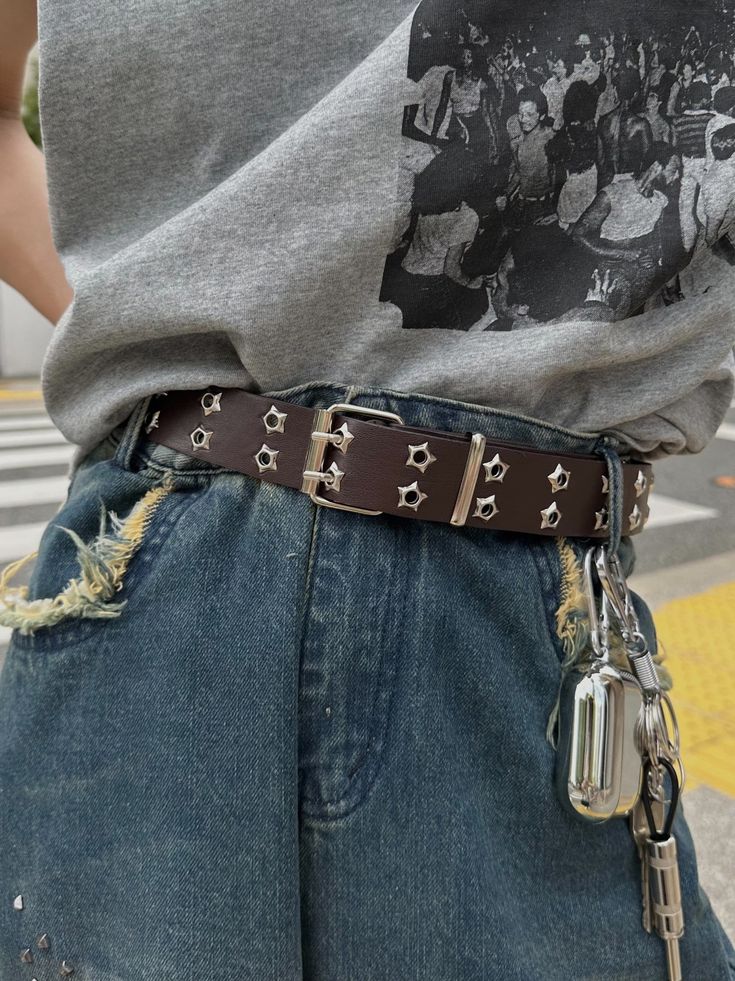 Y2k Mens Accessories, Cool Belts Fashion, Belt Men Outfit, Skater Boy Clothes, Belts Outfits, Brown Belt Outfit, Cool Belts, 90s Skater Fashion, Belts Aesthetic