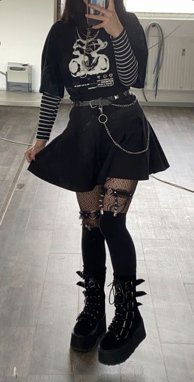 Egirl Clothes Aesthetic, Alt Fishnet Outfit, Straight Jacket Drawing Reference, Goth Punk Outfits Female, Punk Fashion Female, Emo Gothic Outfits, Y2k Grunge Outfits Aesthetic, Gothic Night Out Outfit, Grunge Kawaii Outfits