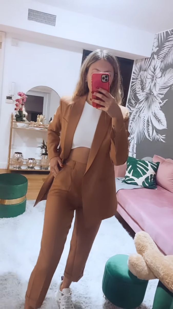 conjunto de blazer y pantalon de vestir color marron caramelo. Pantalon Camel Outfits Mujer, Outfit Pantalon Marron, Semi Formal Mujer, Camel Outfit, Look Formal, Office Casual Outfit, Outfit Primavera, Outfit Mujer, Mom Day