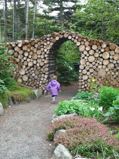 Backyard Botanical Garden Ideas, Log Wall Outdoor, Wooded Property Ideas, Wood Arbor, Arbor Ideas, Cord Wood, Log Wall, Fa Fal, Walled Garden