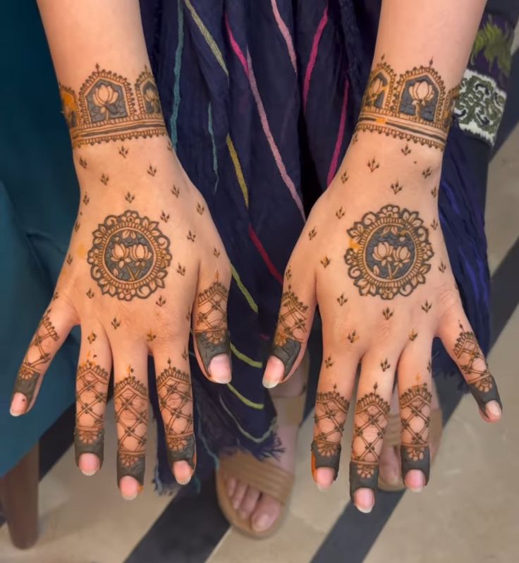 Henna for brides, mehndi for girls Simple Bride Mehendi, Minimal Bridal Mehendi Designs, Bridal Minimal Mehendi, Minimalist Bridal Mehendi, Mehandi For Back Hands, Minimum Mehendi Designs, Mehndi Designs Minimal, Minimal Bridal Mehendi, Mehendi Designs For Back Hands