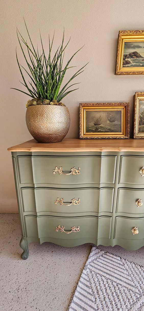 Dresser Refurbishing Ideas, Half Stained Half Painted Dresser, Flip Dresser Ideas, Vintage Dressers Makeover, Painted Antique Dresser Ideas, Painted Furniture Bedroom Ideas, Vintage Green Dresser, Bulky Dresser Makeover, Black And Green Dresser