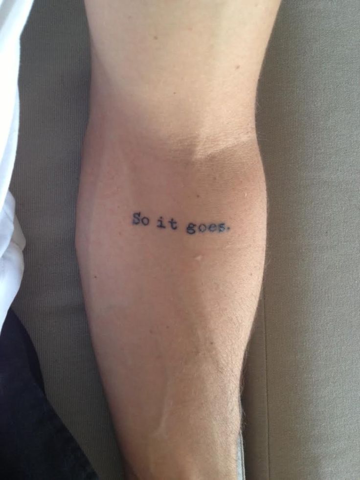 a person with a tattoo on their leg that says, so it goes