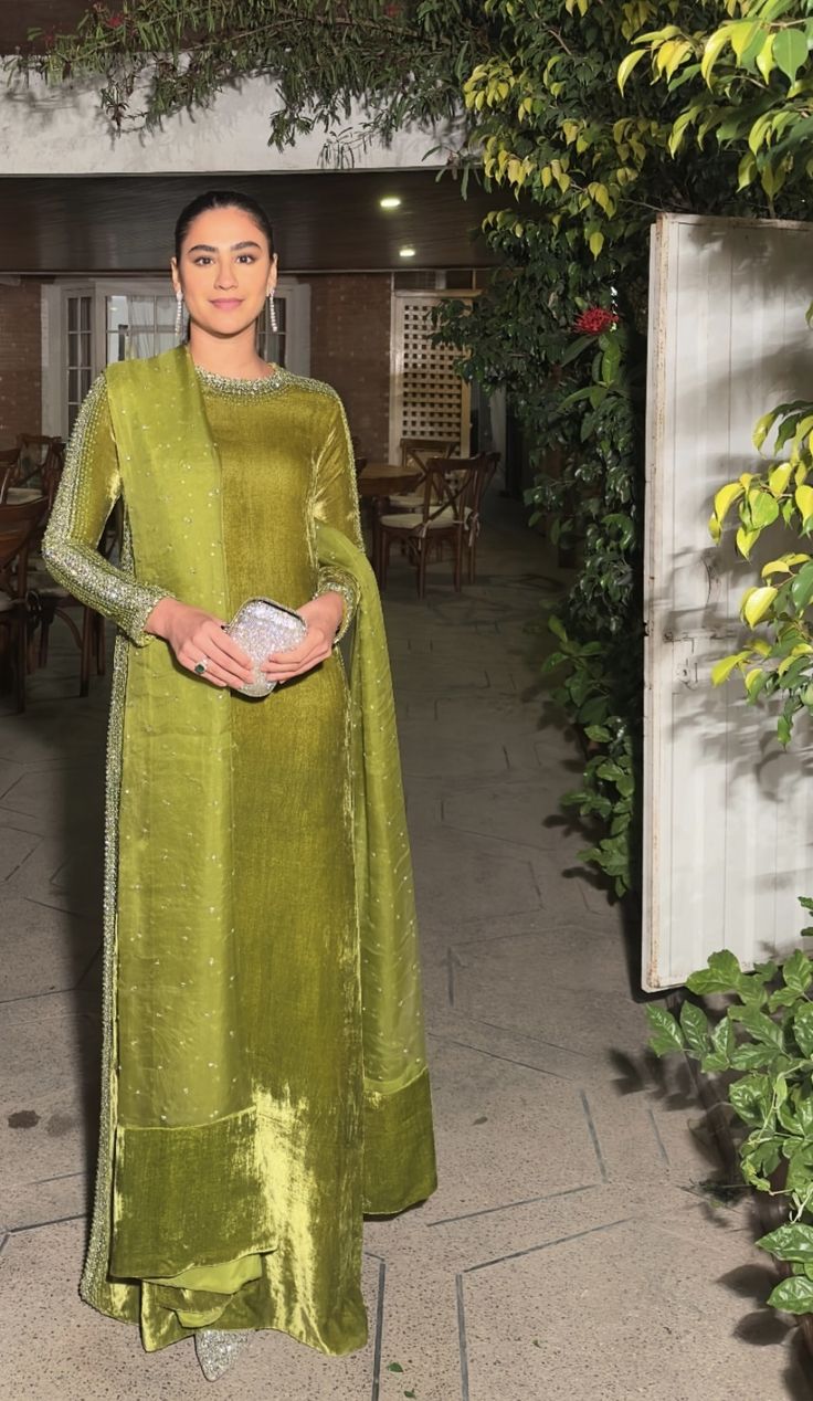 Raji Ramniq Suits, New Designs Kurti Indian Party Wear, Baby Shower Outfits For Mom Indian, Green Suits Women Indian, Green Dress Indian, Anarkali Styles, Velvet Dress Designs Pakistani, Pakistani Suit Designs, Silk Suit Pakistani