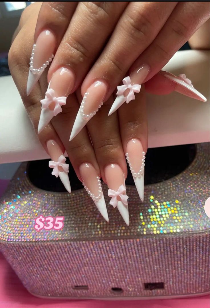 Minnie Mouse Almond Nails, Sharp Nails Design Ideas, Stiletto And Coffin Mix Nails, Angel Themed Nails, Stiletto Bow Nails, Stiletto White French Tip Nails, Birthday Nails Pointy, Pink And White Bow Nails, Cute Pointy Nails