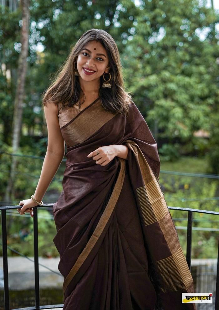 Modern Cotton Saree, Cotton Saree Aesthetic, Traditional Cotton Saree, Cotton Saree Styling, Cotton Saree Look Modern, Cotton Saree Look, Function Saree, Aesthetic Saree, Cotton Saree Blouse Designs