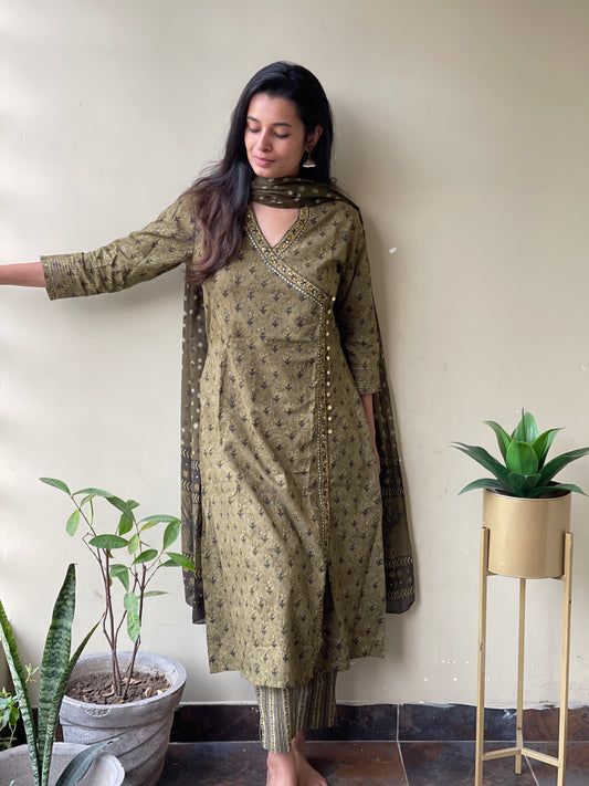 Angrakha Style Straight Suit, Pant Design For Suit Women, Printed Angrakha Kurti, Kurta Pant Set Design, Angrakha Shirt Design, Ajrakh Kurta Designs Latest Stylish, Angrakha Design Kurta, Office Wear Kurti Designs, Angrakha Suits Design