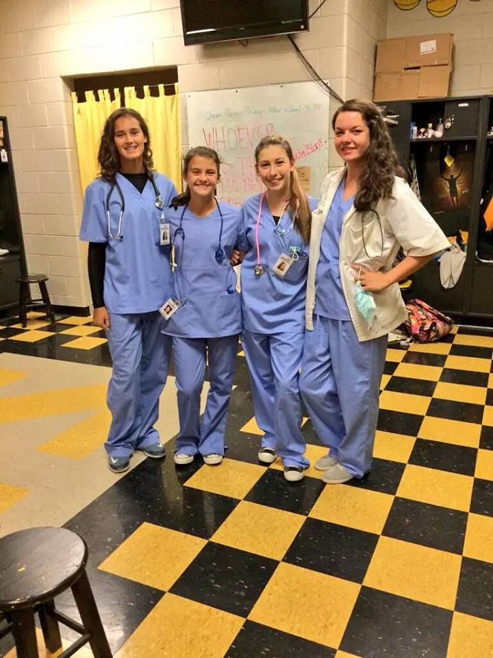 Grey's Anatomy for #CharacterDay Career Day Outfits Spirit Week, Greys Anatomy Costume, Career Day Spirit Week, Greys Anatomy Halloween Costumes, Doctor Halloween Costumes, Career Day Outfits, Greys Anatomy Costumes, Doctor Halloween Costume, Career Costumes