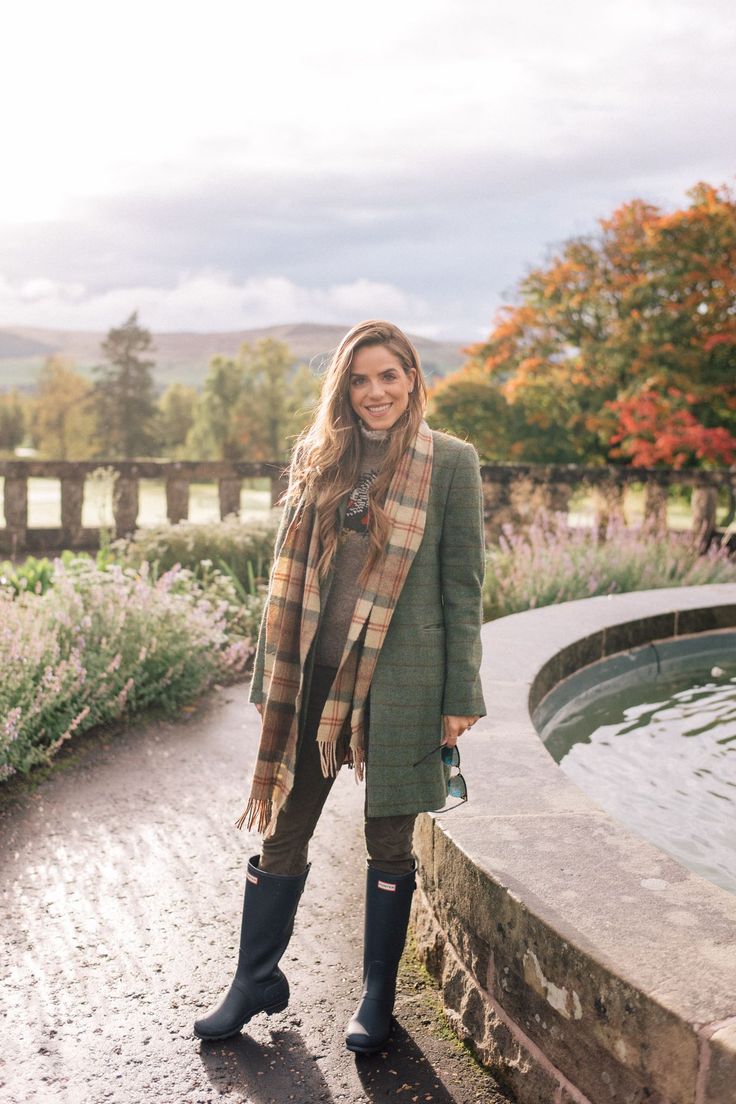 Scotland Outfit, Scotland Fashion, British Country Style, Julia Berolzheimer, Boating Outfit, Country Fashion, Hunter Rain Boots, Gal Meets Glam, Raincoats For Women