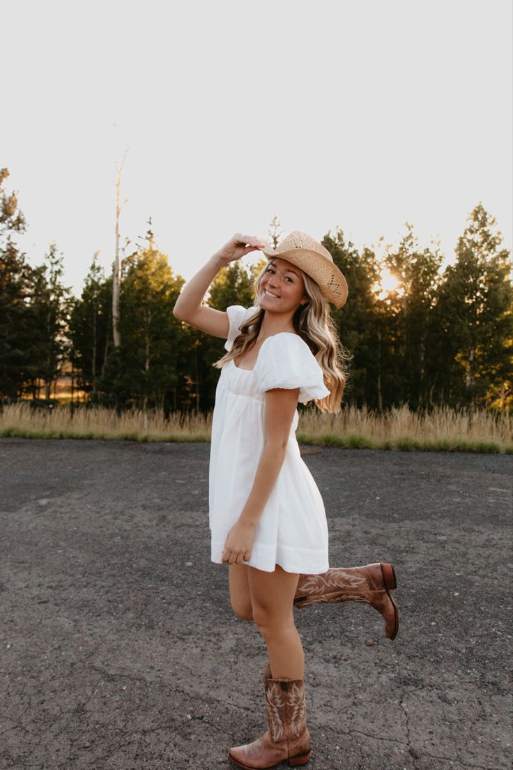 Cowgirl White Dress Outfit, Country Outfits With Dresses, White Dresses Country, Cute Dresses For Senior Pictures, White Dresses With Cowboy Boots, Country Senior Pictures Outfits Dresses, Country Graduation Outfits, Cowgirl Hat And Dress, Cowboy Boots And White Dress