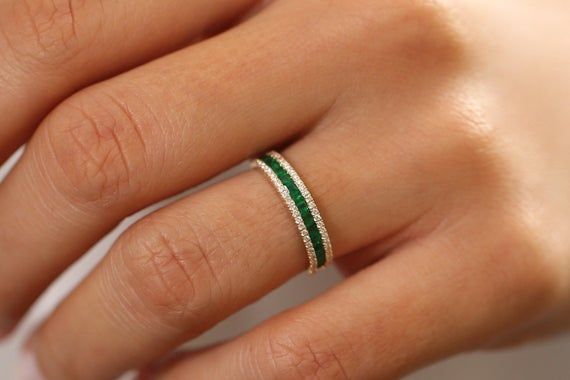 Emerald Ring Design, Emerald Anniversary, Emerald Wedding Band, Smaragd Ring, Emerald Band, Inexpensive Jewelry, Emerald Wedding, Gold Armband, Ring Emerald