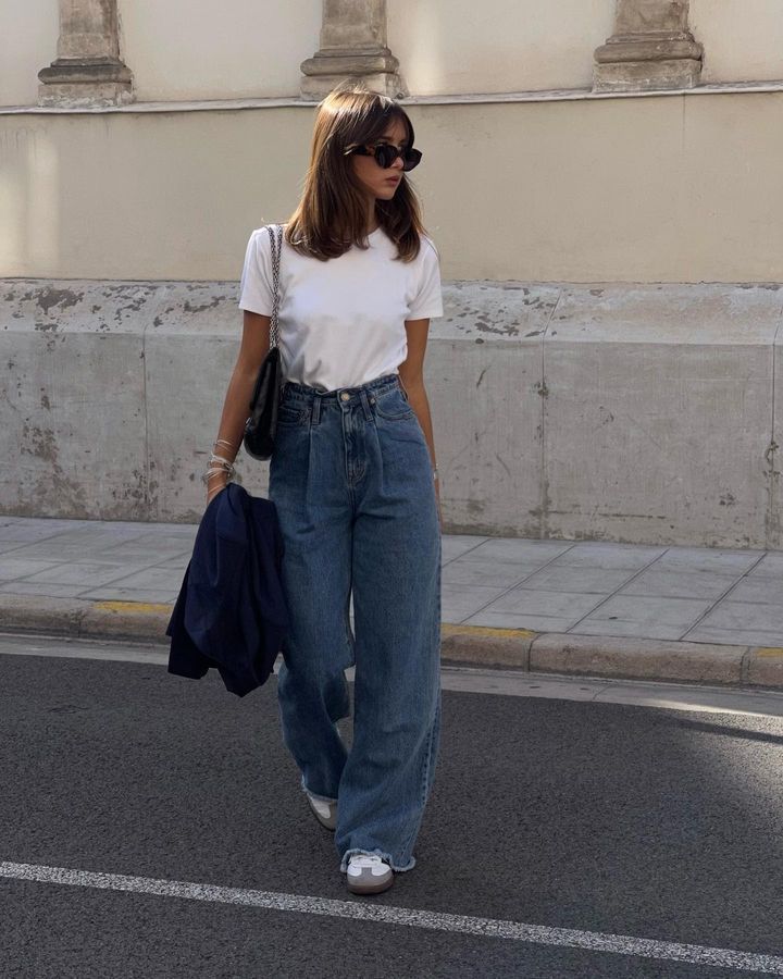 The Stylish Influencers We Loved In 2022 Sport Style Outfits, White Tshirt Outfit, White Shirt And Blue Jeans, Jeans And T Shirt Outfit, T Shirt Branca, White Shirt Outfits, Blue Jean Outfits, Jeans Outfit Women, Oufits Casual