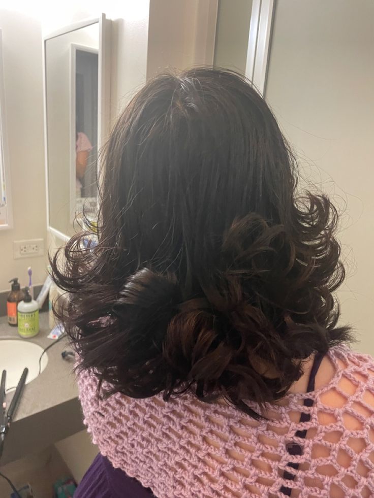 cute bump ups at end with a straightener Straight Bumped Ends, Long Hair With Flipped Ends, Curled Up Ends Hairstyle, Hair Inspo Curled Ends, Hair Curled Outward At Ends, Bumped Ends Hairstyle Long Hair, Straight Hair With A Curl At The End, Short Hair With Curls At The End, Short Hair With Curled Ends