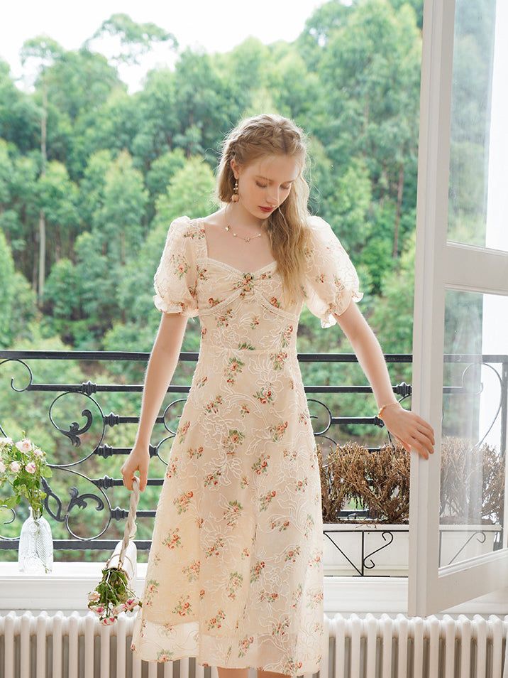 A French dress depicting a red rose. There is a small flower decoration on the chest, and the entire dress is decorated with embroidery that outlines the shape of petals. The sheer, fluffy sleeves make you look like a lovely young lady. 
 
 
 Size 
 
 S size 
 
 Length: 116cm 
 Shoulder width: 31cm 
 Bust: 80-83cm 
 Waist: 66cm 
 Sleeve length: 28cm 
 
 
 M size 
 
 Length: 118cm 
 Shoulder width: 32cm 
 Bust: 84-87cm 
 Waist: 70cm 
 Sleeve length: 29cm 
 
 
 L size 
 
 Length: 120cm 
 Shoulder Fluffy Sleeves, White Vintage Dress, Romantic Floral Print, French Dress, Cottagecore Dress, Rose Rouge, Rose Embroidery, Lace Hair, Overall Dress