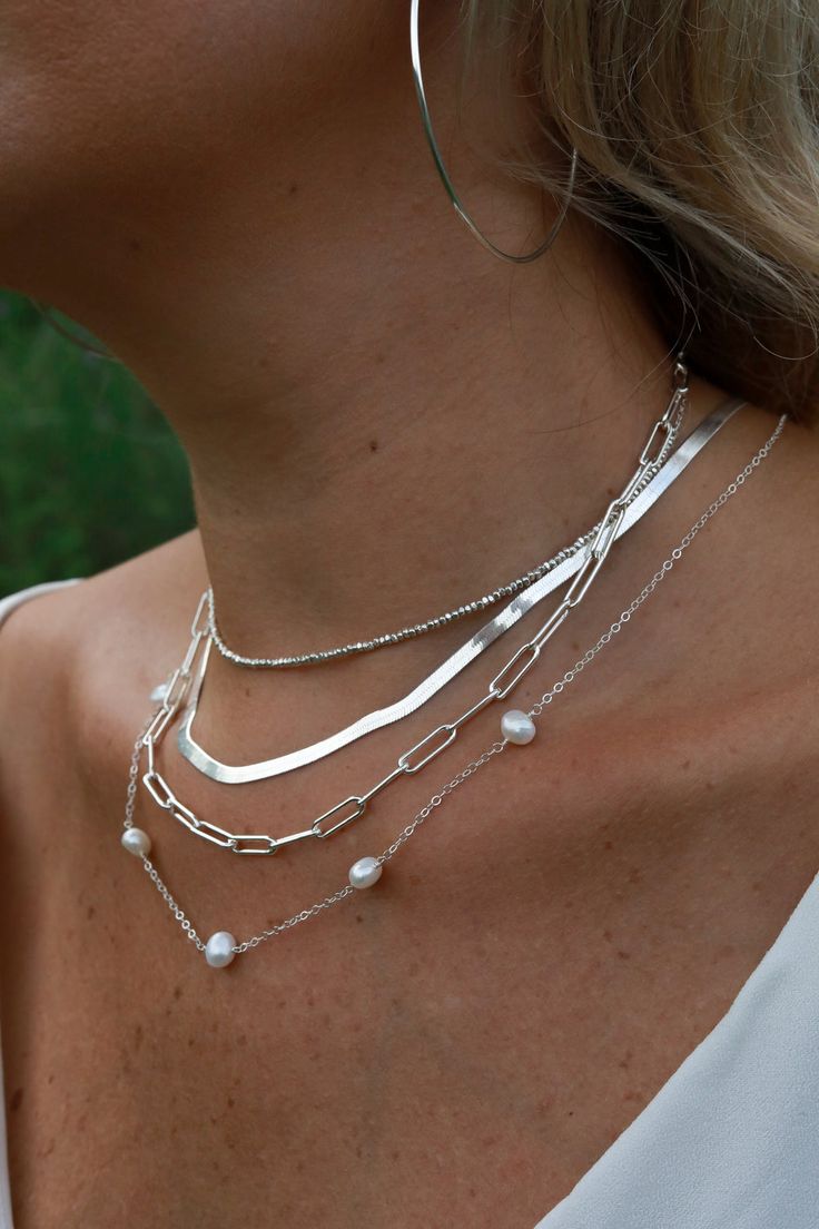 Dainty Silver Necklace Stack, Necklace Inspo Silver, Silver Jewelry Stack Necklace, Stacked Necklaces Silver, Silver Jewellery Aesthetic, Silver Necklace Stack, Silver Layered Necklaces, Dainty Silver Jewelry, Trendy Silver Jewelry