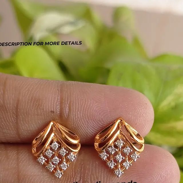 Beautiful Earrings Unique, Simple Gold Stud Earrings, Unique Jewellery Designs, Ear Studs Indian Gold For Women, Stone Earrings Gold Indian, Simple Gold Earrings For Women, Eyerings Gold Design, Stone Studs Earrings Gold, Ear Studs Indian Gold