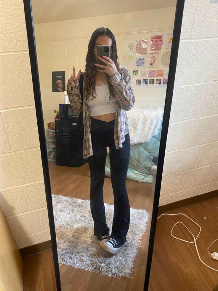 girl posing in the mirror with a peace sign in black flare leggings, platform converse and a flannel Leggings Flannel Outfit, Leggings Outfit For Summer, Leggings And Flannel Outfit, Black Flare Leggings Outfit, Black Flared Leggings Outfit, Flared Legging Outfit, Flair Leggings Outfit, Flannel And Leggings, Outfits With Flares