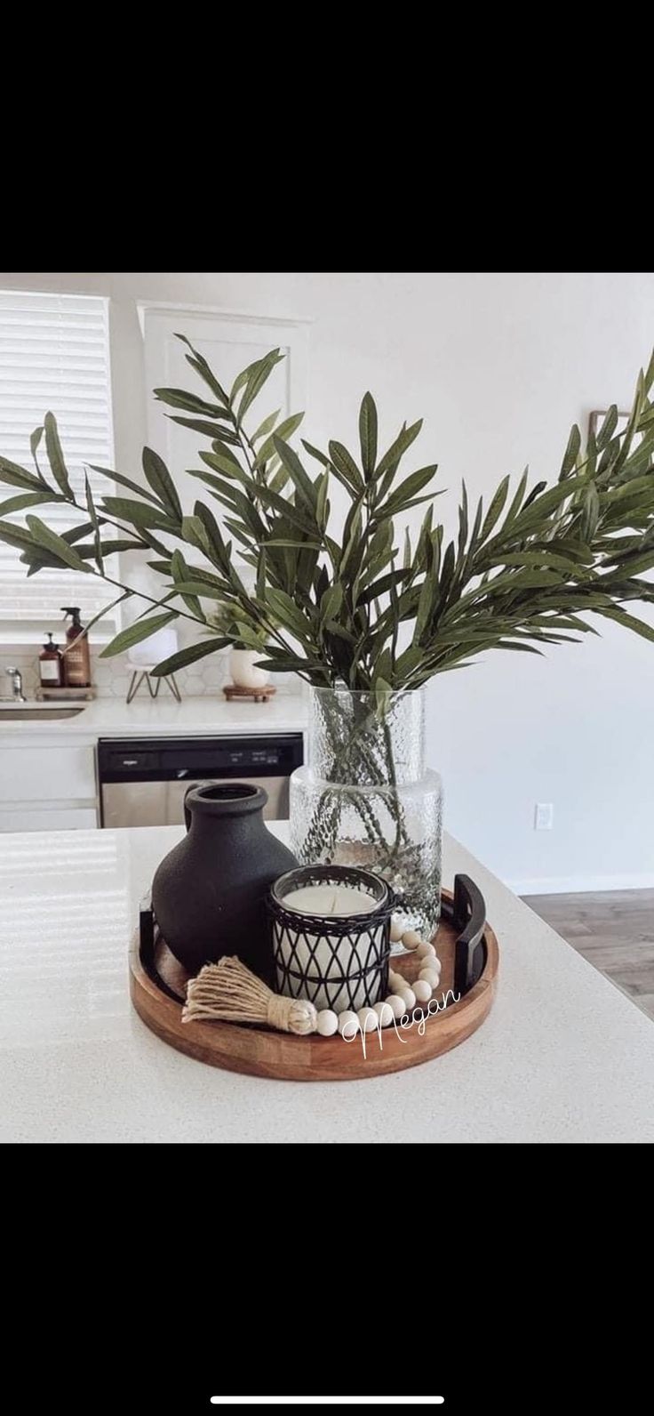 a plant in a vase sitting on top of a wooden tray