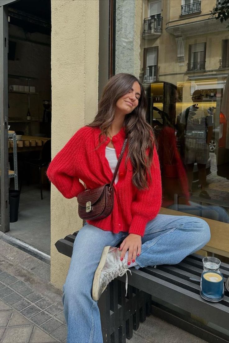 @andreacorrochanor is wearing Sézane Émile red cardigan and Claude chocolate crocodile leather crossbody bag. The blue denim trousers and sneakers are personal pieces. Knit Cardigan Outfit, Women Fall Fashion, 2024 Outfits, Red Cardigan, Cardigan Outfits, Trendy Fall, Red Outfit, Styling Ideas, Autumn Outfit