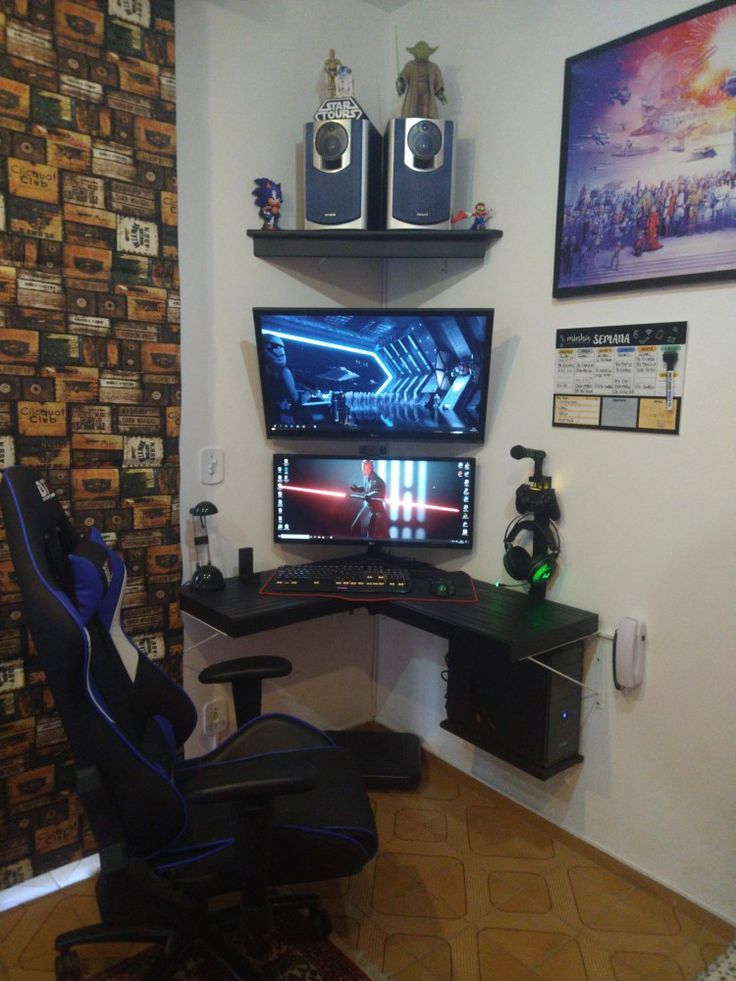 Setup Gamer de canto Boys Game Room Ideas Small Spaces, Small Room Gaming Setup, Room Gaming Setup, Small Gaming Room Ideas, Small Corner Desk, Gaming Setup Ideas, Corner Gaming Desk, Room Gaming, Boys Game Room